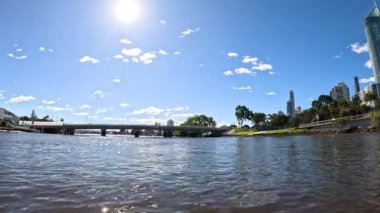 Altın Sahilde bir köprünün altından geçen tekne.