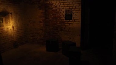 Eski fenerli loş tuğla oda