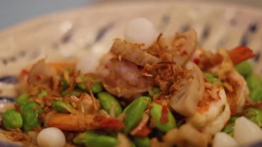 Karidesli ve nilüfer köklü canlı bir yemek.