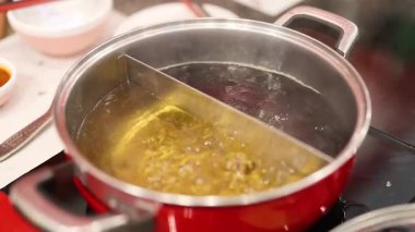 Bölünmüş bir tencerede haşlanmış güveç çorbası