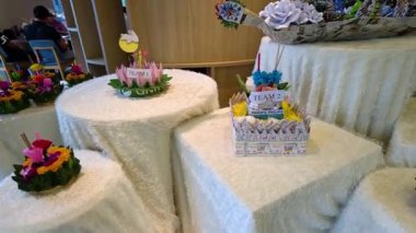 Pasta sergilendi ve ardından partide eğlendi.