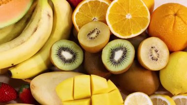 Beyaz arkaplanda sıralanmış çeşitli meyveler