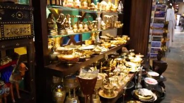 Altın eserler bir Dubai marketinde sergileniyor.