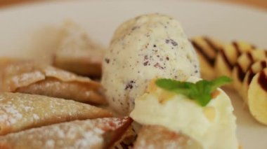 Dondurma ve hamur işleriyle tatlıyı ayırıyorum.