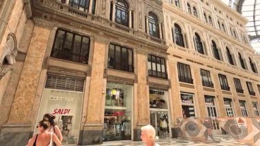 Turistler büyük bir mimari yapının içinde yürüyorlar