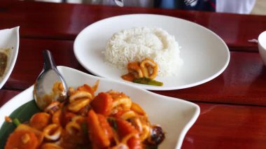 Tayland 'da nefis kalamar ve pirinç yemeği.