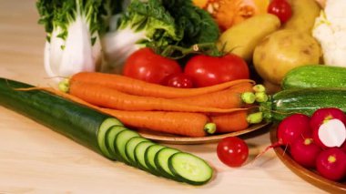 Siyah arka planda çeşitli sebzeler.