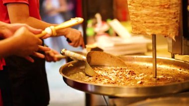 Phuket, Tayland 'da işlek bir markette kebap dilimleyen şef.