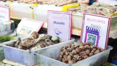 Rawai Deniz Ürünleri Pazarı 'nda taze deniz ürünleri sergileniyor.