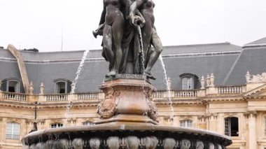 Tarihi bir çeşme heykelinin ayrıntılı görünümü