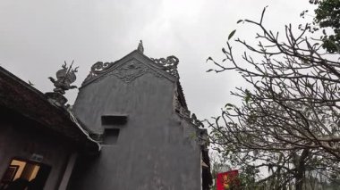 Hanoi 'de bir tapınak avlusunu keşfeden insanlar.