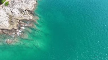 İnsansız hava aracı görüntüleri Phuket, Tayland 'ın çarpıcı kayalık kıyı şeridini ve turkuaz sularını parlak doğal ışık altında yakar.