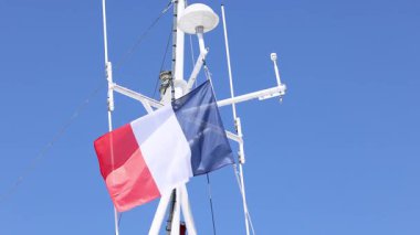 Geminin direğinde dalgalanan Fransız bayrağı