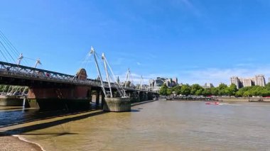 Rowers passing under Golden Jubilee Bridges