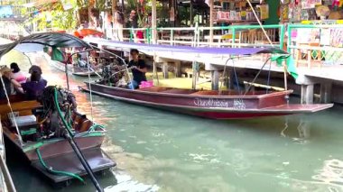 Khlong Lat Mayom Yüzen Piyasası 'nda gezinen tekne