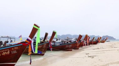 Tekneler Krabi 'nin kumlu sahilinde dizildi.