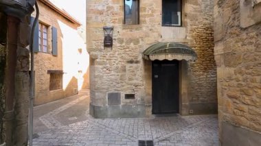 Bisikletçi manzaralı Saint Milyon Caddesi 'nde geziyor.