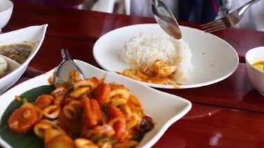 Tayland 'da nefis kalamar ve pirinç yemeği.