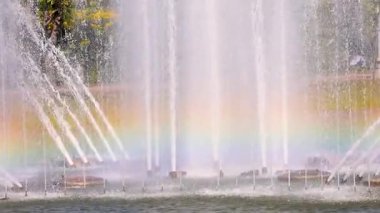 Çeşme spreyinde renkli gökkuşağı formları