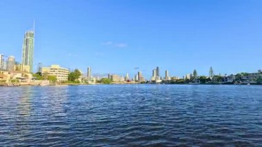 Şehir manzaralı bir nehir gezisi.