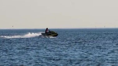 Jetski binicisi okyanusta gösteri yapıyor.