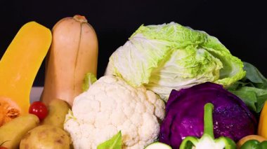 Siyah arka planda gösterilen çeşitli sebzeler