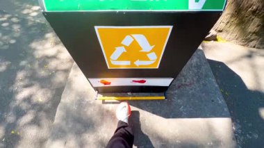 Demonstrating the functionality of a secure bin