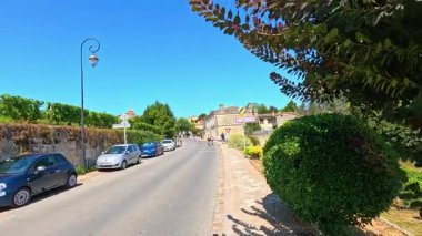 Bisikletçi manzaralı Saint Milyon Caddesi 'nde geziyor.