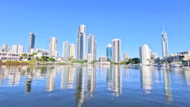 Şehir manzaralı bir nehir gezisi.