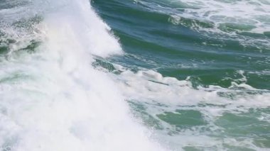 Dynamic ocean waves breaking on coastal boulders