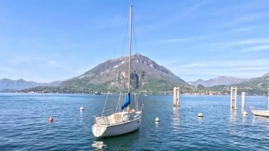 Yelkenli sakin göl sularında sürükleniyor