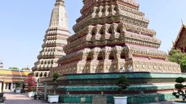 Açık mavi gökyüzünün altındaki karmaşık tapınak mimarisi