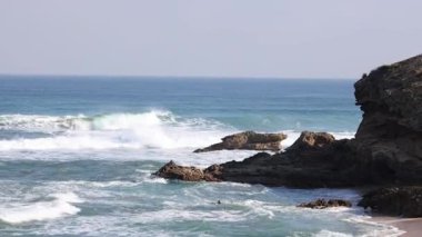 Deniz dalgaları bir kaya oluşumuna çarpıyor.