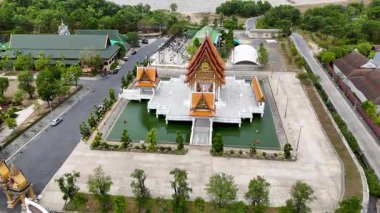 İnsansız hava aracı görüntülerinde Phuket, Tayland 'daki dingin bir Budist tapınağı görüntüleniyor. Gündüz vakti geleneksel mimari ve bereketli bir ortam sergileniyor.