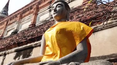 Ayutthaya 'da sarı cüppeli Buda heykeli