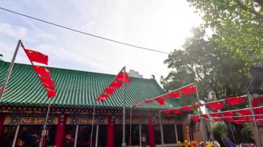 Wong Tai Sin Tapınağına bayraklar sallanıyor.