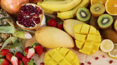 Çeşitli taze meyvelerden oluşan canlı bir karışım.