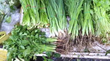 Açık havada satılık çeşitli sebzeler.