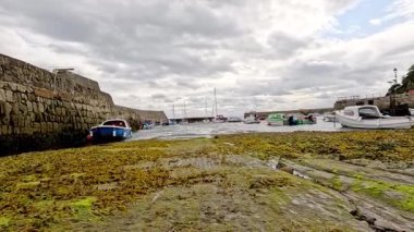 Tekne iskeleye deniz yosunlarıyla yanaştı.