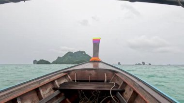 Tekne, Tayland 'daki Krabi adalarına doğru gidiyor.