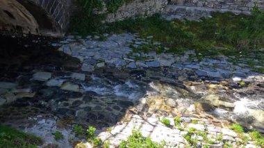 Taştan köprünün altından akan temiz akarsu