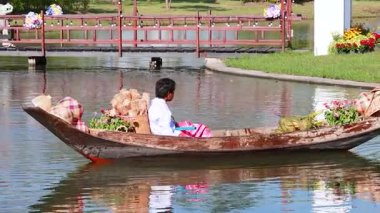 Bangkok 'ta elinde mallarla kürek çeken bir adam.