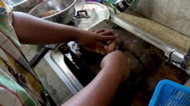 Mutfak lavabosunda sıralı bulaşık yıkama işlemi