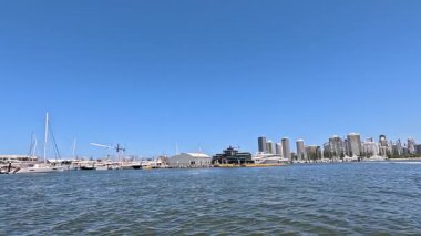 Helikopter Gold Coast limanından havalanıyor.