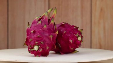 Ejderha meyveleri ahşap bir yüzey üzerinde dönüyor.