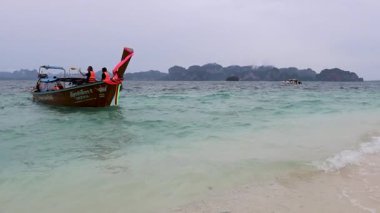 Sahile yakın kayalık adaları olan bir tekne.