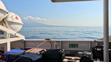 Bagaj ve deniz manzaralı manzara tekne yolculuğu