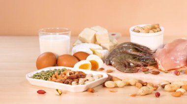 Turuncu arka planda protein zengini gıdaların çeşitliliği