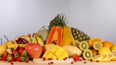 Çeşitli taze meyvelerden oluşan canlı bir karışım.