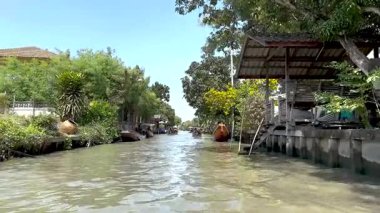 Bangkok 'un canlı kanalı boyunca manzaralı tekne gezisi
